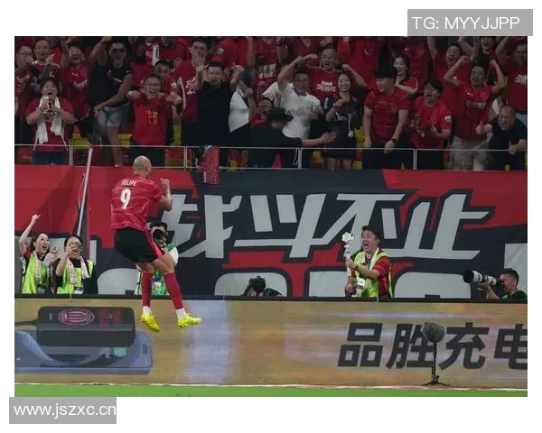 成都足球队逆袭之路揭秘:从低谷到大满贯的辉煌蜕变之旅 成都足球队逆袭之路揭秘:从低谷到大满贯的辉煌蜕变之旅