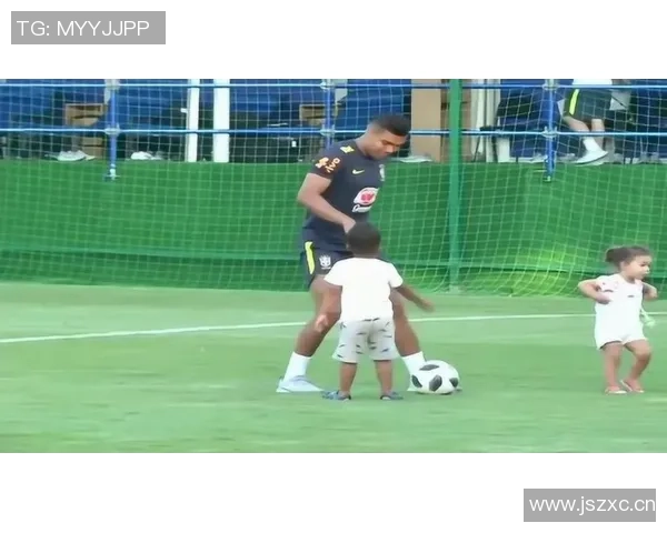 足球明星戴面罩的独特风采与赛场背后的故事揭秘 足球明星戴面罩的独特风采与赛场背后的故事揭秘